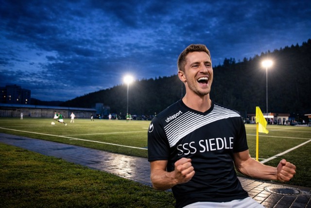 Jubel am Kunstrasen des FC 07 Furtwangen bei Flutlicht