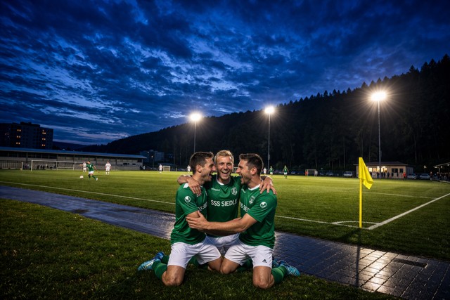 FC 07 Spieler auf dem Kunstrasen bei Flutlicht