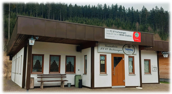 Das Vereinsheim des FC 07 Furtwangen mit Eingang und Sitzbank